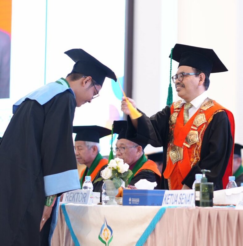 Rektor UIN Antasari Prof. Dr. H. Mujiburrahman, M.A. saat memindahkan tali topi toga Wisuda Sarjana ke-76 (Foto:PPL/Muhammad Fikri Fadhiil)