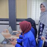Agustina Amber Pertiwi, M.Pd. saat mendampingi para mahasiswi.