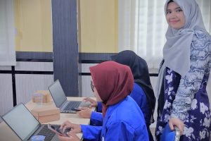 Agustina Amber Pertiwi, M.Pd. saat mendampingi para mahasiswi.