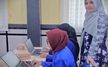 Agustina Amber Pertiwi, M.Pd. saat mendampingi para mahasiswi.