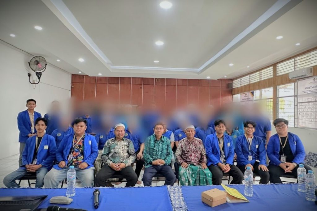 Foto bersama para mahasiswa KKN, dengan para pemateri.