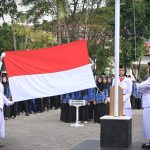 Mahasiswi Pramuka saat bertugas mengibarkan bendera (Foto:Humas/Jamal Ripani)