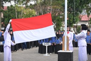 Mahasiswi Pramuka saat bertugas mengibarkan bendera (Foto:Humas/Jamal Ripani)