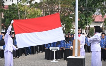 Mahasiswi Pramuka saat bertugas mengibarkan bendera (Foto:Humas/Jamal Ripani)
