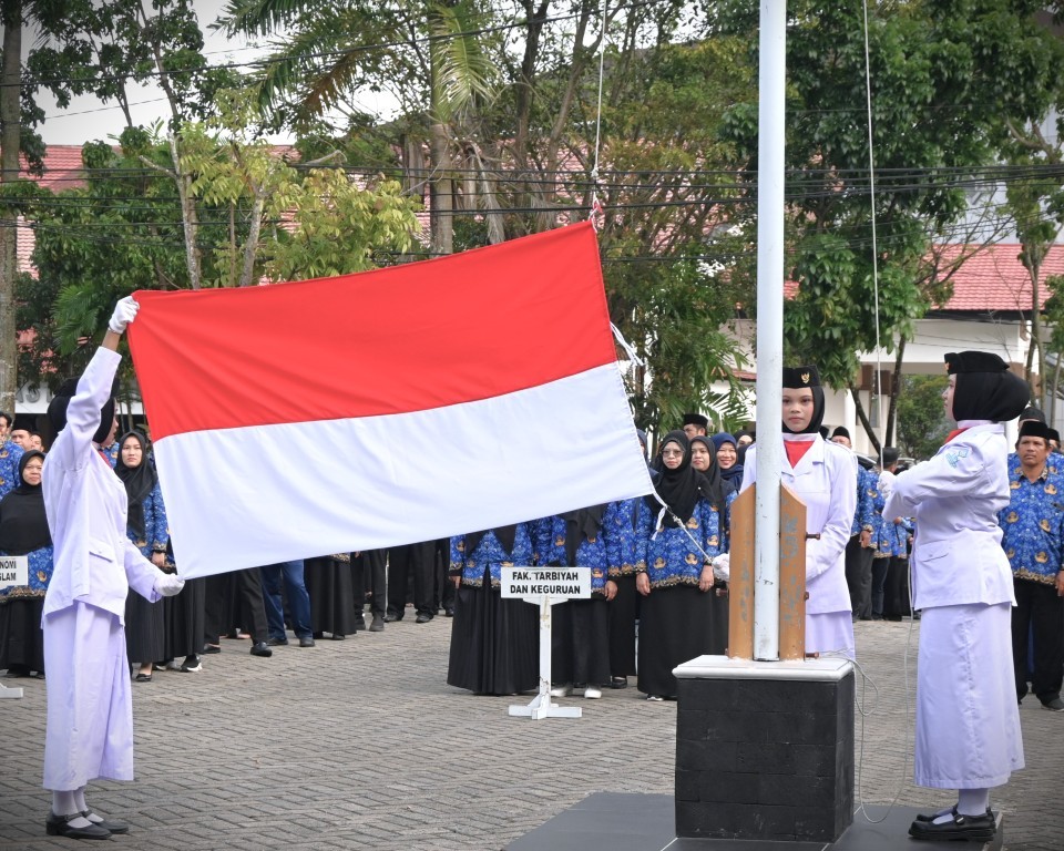 Mahasiswi Pramuka saat bertugas mengibarkan bendera (Foto:Humas/Jamal Ripani)
