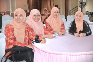 Para anggota DWP saat ceria mengikuti rangkaian acara (Foto:Humas/Jamal Ripani)