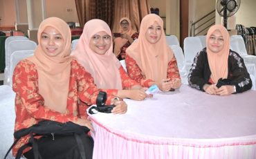 Para anggota DWP saat ceria mengikuti rangkaian acara (Foto:Humas/Jamal Ripani)