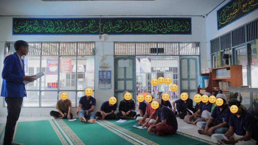 Mahasiswa-KKN-UIN-Antasari-saat-memberikan-materi-tentang-tajwid-1024x576
