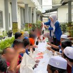 Mahasiswi KKN UIN Antasari saat melatih pembuatan tas tenteng bermotif sasirangan.