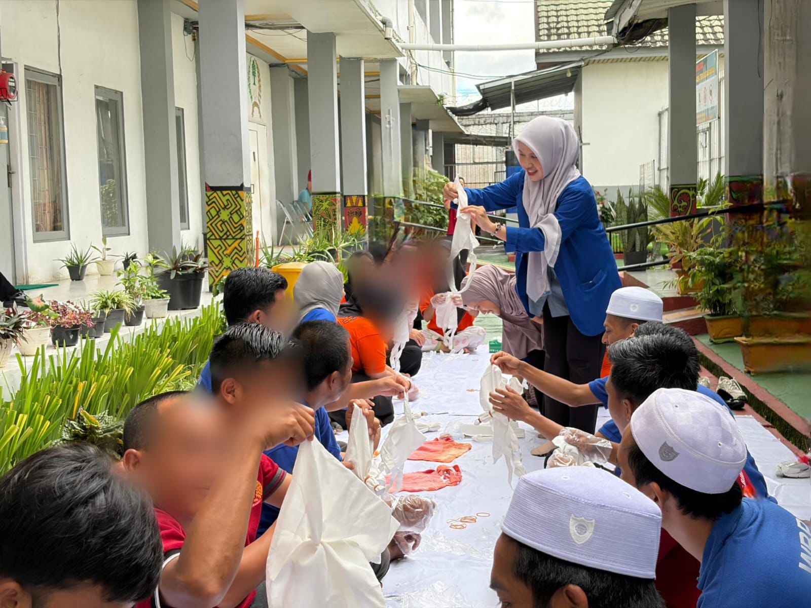 Mahasiswi KKN UIN Antasari saat melatih pembuatan tas tenteng bermotif sasirangan.