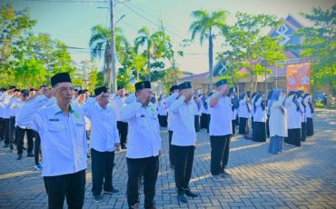 Para pegawai di lingkungan rektorat saat mengikuti apel (Foto:Humas/Jamal Ripani)