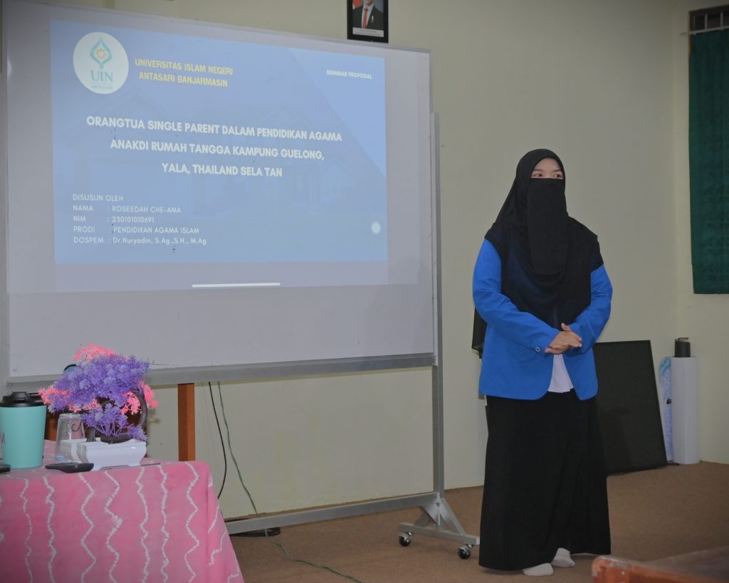 Roseedah-Che-Ama-saat-presentasi-Foto-Humas-Jamal-Ripani-1024x819