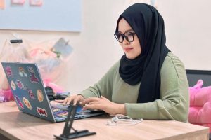 Saadah Munaf, S.H., M.Pd saat melakukan pengawasan terhadap peserta ujian.