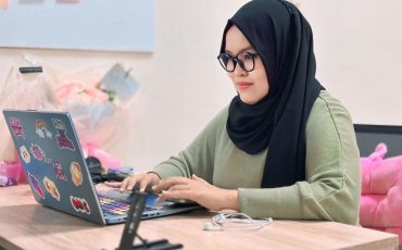 Saadah Munaf, S.H., M.Pd saat melakukan pengawasan terhadap peserta ujian.