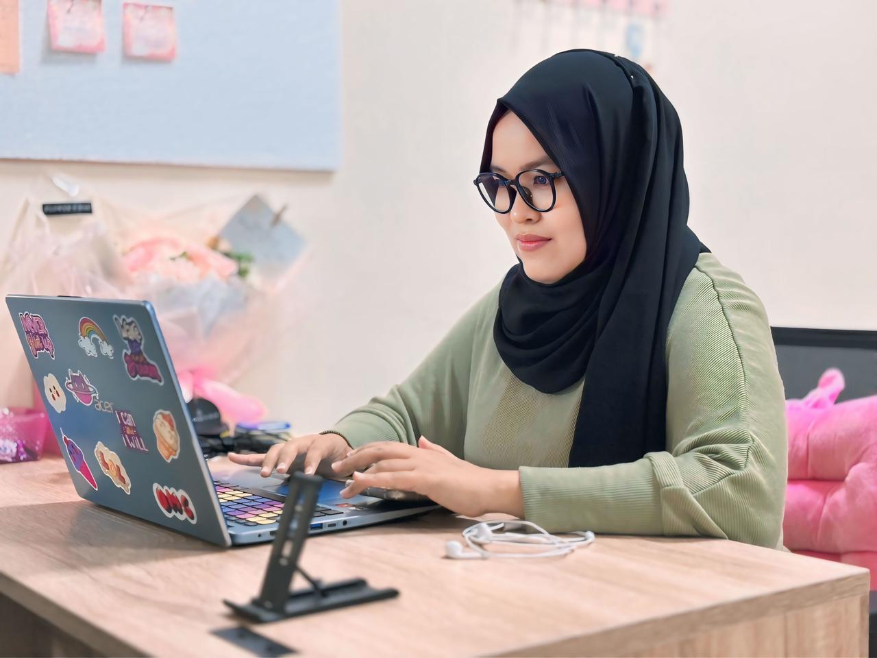 Saadah Munaf, S.H., M.Pd saat melakukan pengawasan terhadap peserta ujian.