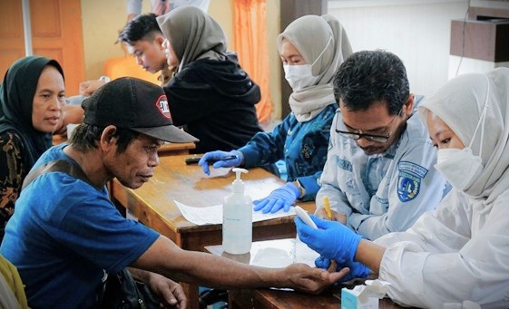 Warga Desa Kindingan saat memanfaatkan layanan Cek Kesehatan Gratis.
