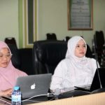 Duo Srikandi Humas UIN Antasari saat serius mengikuti arahan pimpinan (Foto:Humas).JPG
