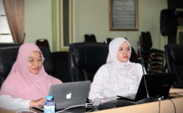 Duo Srikandi Humas UIN Antasari saat serius mengikuti arahan pimpinan (Foto:Humas).JPG