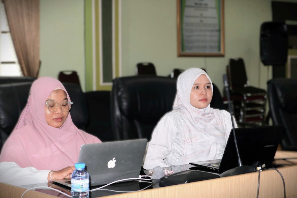 Duo Srikandi Humas UIN Antasari saat serius mengikuti arahan pimpinan (Foto:Humas).JPG