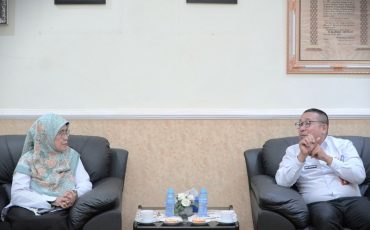 Rektor saat menerima audiensi Darpusda Banjarbaru (Foto:Humas/Neco EP)