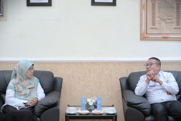 Rektor saat menerima audiensi Darpusda Banjarbaru (Foto:Humas/Neco EP)