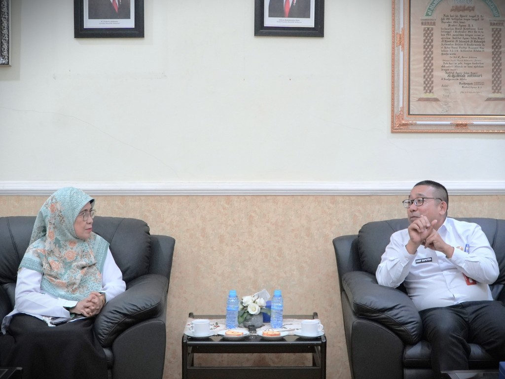 Rektor saat menerima audiensi Darpusda Banjarbaru (Foto:Humas/Neco EP)