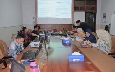 Tim dari Kerja Sama, Kepegawaian, dan Keuangan saat ikut membantu penuntasan laporan, 25 September 2026.