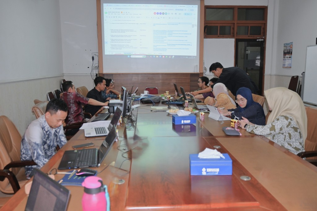 Tim dari Kerja Sama, Kepegawaian, dan Keuangan saat ikut membantu penuntasan laporan, 25 September 2026.